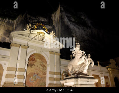 Karajan Square et le cheval "Étang" (Pferdeschwemme) la nuit, Salzbourg, Autriche Banque D'Images