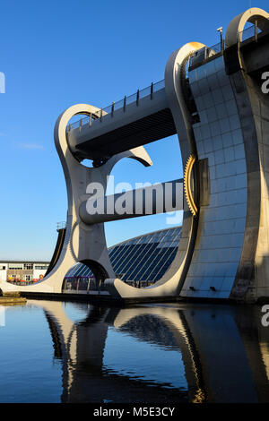 La rotation de la roue de Falkirk, ascenseur à bateaux reliant le Forth and Clyde Canal avec l'Union Canal, une partie de la construction du lien du millénaire à Falkirk, en Écosse Banque D'Images