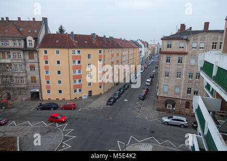 FUERTH / ALLEMAGNE - février 21, 2018 : carrefour avec des voitures en stationnement sur le côté dans un quartier résidentiel Banque D'Images