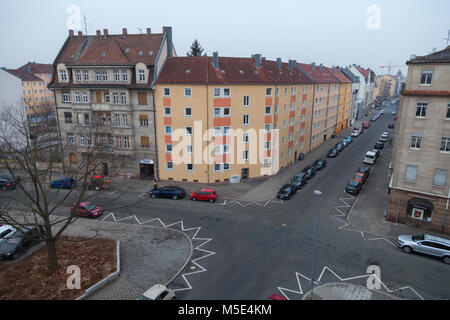 FUERTH / ALLEMAGNE - février 21, 2018 : carrefour avec des voitures en stationnement sur le côté dans un quartier résidentiel Banque D'Images