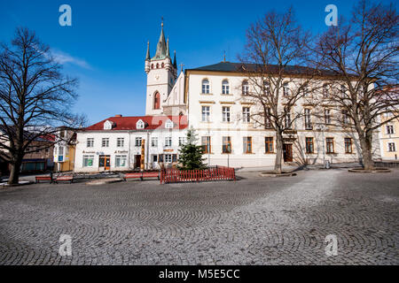 Avis de Horni namesti (place), musée du docteur Ales Hrdlicka et St Mikulas église paroissiale à Humpolec République tchèque, ville Banque D'Images