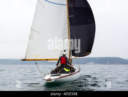 Un membre d'équipage sur le yacht de Caritana le spinnaker mic lors d'une course de bateau classique à Plymouth Sound Banque D'Images