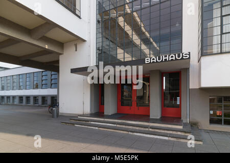 Vue de l'entrée principale de l'immeuble Bauhaus à Dessau Banque D'Images