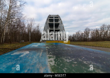 Allemagne - 21 Février 2018 : l'Bitterfelder Bogen, une plate-forme d'observation en acier près du parc chimique Bitterfeld-Wolfen. Banque D'Images