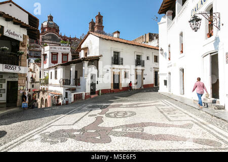 TAXCO, MEXIQUE - 3 mars 2012 : l'une des rues centrales à l'architecture typique de Taxco, Mexique Banque D'Images