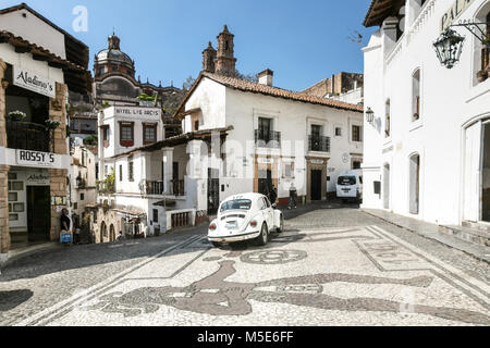 TAXCO, MEXIQUE - 3 mars 2012 : l'une des rues centrales à l'architecture typique de Taxco, Mexique Banque D'Images