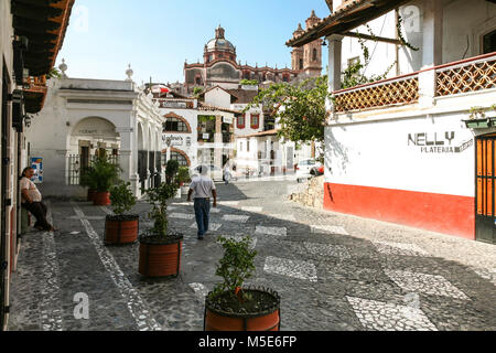 TAXCO, MEXIQUE - 3 mars 2012 : l'une des rues centrales à l'architecture typique de Taxco, Mexique Banque D'Images