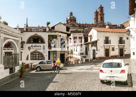 TAXCO, MEXIQUE - 3 mars 2012 : l'une des rues centrales à l'architecture typique de Taxco, Mexique Banque D'Images