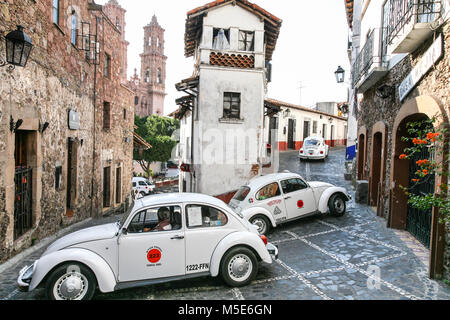 TAXCO, MEXIQUE - 3 mars 2012 : VW Coccinelle taxi local dans le centre de Taxco déménagement sur l'étroite rue centrale près de Zocalo à Taxco de Alarcon, Mexique Banque D'Images