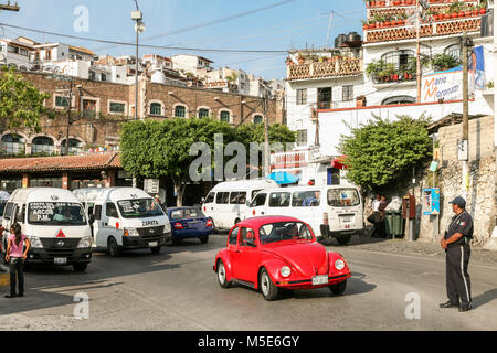 TAXCO, MEXIQUE - 3 mars 2012 : vue d'une des rues centrales avec des VW Coccinelle voiture à Taxco, Mexique Banque D'Images