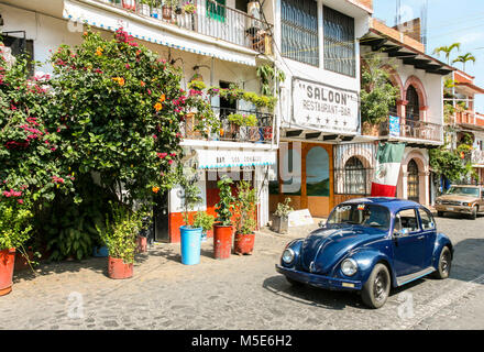 TAXCO, MEXIQUE - 3 mars 2012 : vue d'une des rues centrales avec des VW Coccinelle voiture à Taxco, Mexique Banque D'Images