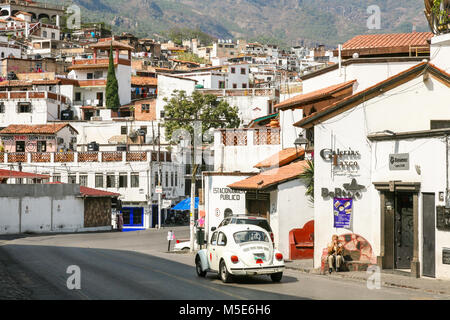 TAXCO, MEXIQUE - 3 mars 2012 : vue d'une des rues centrales avec des VW Coccinelle voiture à Taxco, Mexique Banque D'Images