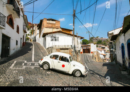 TAXCO, MEXIQUE - 3 mars 2012 : vue d'une des rues centrales avec des VW Coccinelle voiture à Taxco, Mexique Banque D'Images