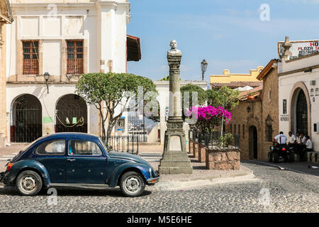 TAXCO, MEXIQUE - 3 mars 2012 : vue d'une des rues centrales avec des VW Coccinelle voiture à Taxco, Mexique Banque D'Images