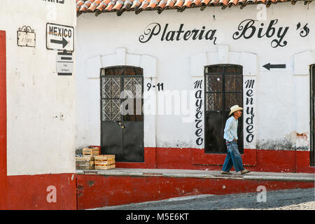 TAXCO, MEXIQUE - 3 mars 2012 : scène mexicaine traditionnelle avec les autochtones dans l'homme mexicain sombrero sur rues centrales à l'architecture typique de Taxco, moi Banque D'Images