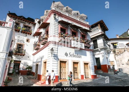 TAXCO, MEXIQUE - 3 mars 2012 : bâtiments d'un Zocalo à Taxco de Alarcon, Mexique Banque D'Images