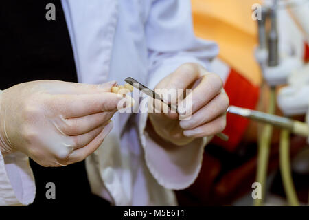 La photo en gros plan de dentiste's hands holding outils de dentiste. Banque D'Images