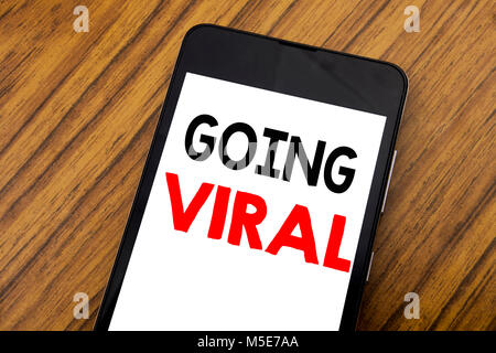 Parole, l'écriture va de l'écriture d'origine virale. Concept d'entreprise sociale pour l'entreprise virale écrit sur téléphone mobile, fond de bois avec l'exemplaire de l'espace. Banque D'Images
