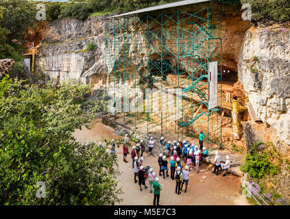 Les visiteurs de l'écoute d'un guide archéologique au site archéologique d'Atapuerca, Site du patrimoine mondial de l'UNESCO près de Burgos, Burgos Province, Castil Banque D'Images