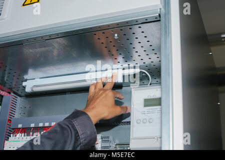 Spécialiste électricien basse tension contrôle de l'équipement du cabinet Banque D'Images