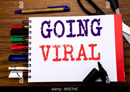 Texte d'annonce d'écriture montrant aller virale. Concept d'entreprise sociale pour l'entreprise virale écrit sur ordinateur portable, matériel de bureau fond en bois Banque D'Images