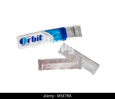 CHISINAU, Moldavie - Février 22, 2018 : Orbit chewing-gum isolé sur fond blanc. Chewing-gum Orbit est produit par Wrigley Company qui a été foun Banque D'Images