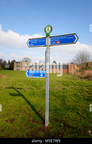 Cycle Cycle Route Writtle Chelmsford route directions sign in Central Park, Chelmsford, Essex Banque D'Images