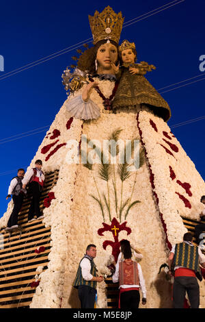 Les gens de placer toutes les offrandes de fleurs portées à la Vierge Marie au cours de 'La procession des Ofrena dans le cadre de la festivités Fallas à Valence, en Espagne. Banque D'Images