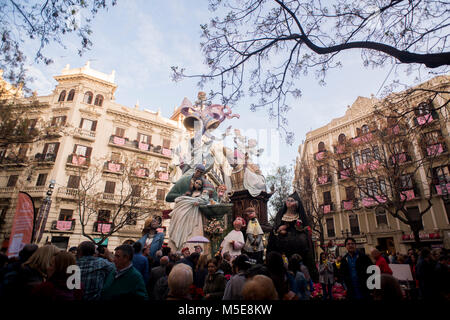 Une Falla sculpture afficher sur une place de la ville au cours de l'assemblée 'Las Fallas' Festival qui aura lieu à Valence, en Espagne. Banque D'Images