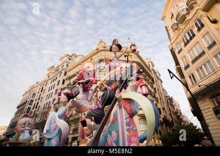 Une Falla sculpture afficher sur une place de la ville au cours de l'assemblée 'Las Fallas' Festival qui aura lieu à Valence, en Espagne. Banque D'Images