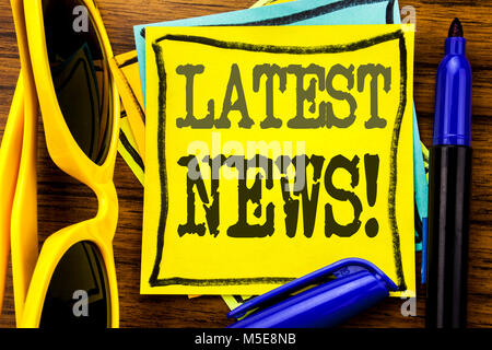 Texte écrit à la main l'inspiration légende montrant les dernières nouvelles. Concept d'affaires pour les nouvelles actuelles histoire écrite sur papier post-it, backgroun Banque D'Images