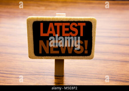 Par contre l'écriture de texte conceptuel inspiration légende montrant les dernières nouvelles. Concept d'affaires pour les nouvelles actuelles histoire écrite sur carte annonces sur wo Banque D'Images
