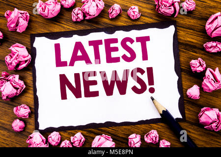 Texte écrit à la main l'inspiration légende montrant les dernières nouvelles. Concept d'affaires pour les nouvelles actuelles histoire écrite sur papier post-it, backgroun Banque D'Images