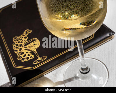 Verre de vin blanc et carte des vins choix de variétés sur le soleil plein air terrasse en plein air table de restaurant Banque D'Images