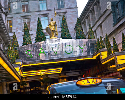 SAVOY HOTEL LONDON TAXI Vue extérieure de l'entrée de l'hôtel cinq étoiles de luxe Savoy à Noël avec London taxi pour voitures en premier plan Le Strand London Banque D'Images