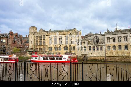 Le centre historique de York guildhall avec deux bateaux de plaisance amarrés devant. Banque D'Images