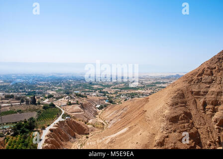 De l'image horizontale vue imprenable sur la ville depuis le mont de la Tentation à Jéricho, Israël Banque D'Images