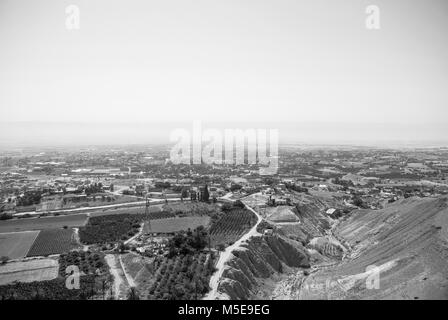 Photo noir et blanc de la ville étonnante vue depuis le mont de la Tentation à Jéricho, Israël Banque D'Images