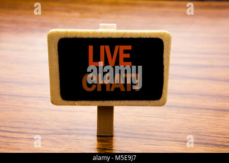Par contre l'écriture de texte conceptuel montrant l'inspiration légende Live Chat . Concept d'affaires pour la communication par chat écrit sur carte annonces sur bois Banque D'Images