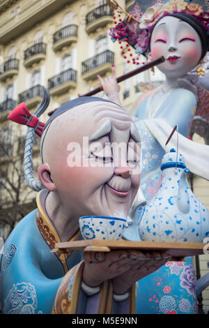 Une Falla sculpture afficher sur une place de la ville au cours de l'assemblée 'Las Fallas' Festival qui aura lieu à Valence, en Espagne. Banque D'Images