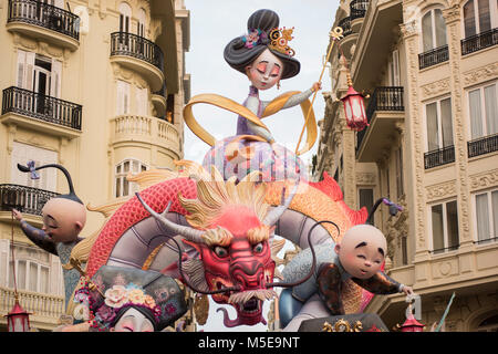 Une Falla sculpture afficher sur une place de la ville au cours de l'assemblée 'Las Fallas' Festival qui aura lieu à Valence, en Espagne. Banque D'Images