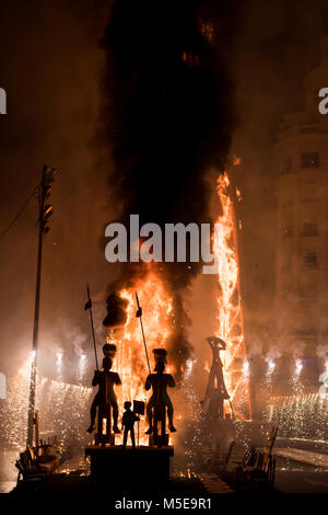 La nuit de 'La Crema' le brûler à la place de l'hôtel de ville de Valence dans le cadre de la dernière journée de las Fallas festival en Espagne. Banque D'Images