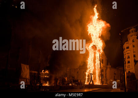 La nuit de 'La Crema' le brûler à la place de l'hôtel de ville de Valence dans le cadre de la dernière journée de las Fallas festival en Espagne. Banque D'Images