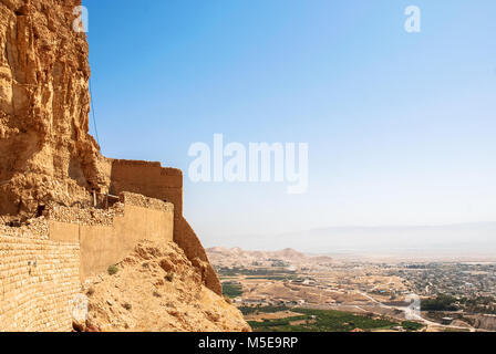 Photo grand angle du haut du mont tentation de vue sur la ville de Jéricho, Israël Banque D'Images