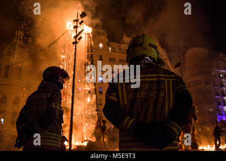 Les Pompiers au travail pendant la nuit de 'La Crema' le brûler à la place de l'hôtel de ville de Valence dans le cadre de la dernière journée de las Fallas festival à Sp Banque D'Images