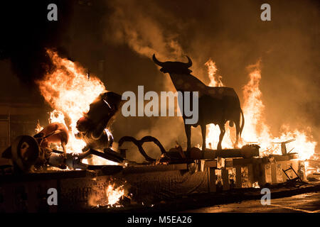 Un taureau en bois brûle pendant la nuit de 'La Crema' le brûler à la place de l'hôtel de ville de Valence dans le cadre de la dernière journée de festival de las Fallas à Spa Banque D'Images