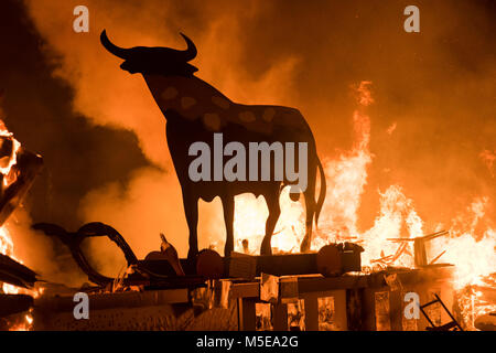 Un taureau en bois brûle pendant la nuit de 'La Crema' le brûler à la place de l'hôtel de ville de Valence dans le cadre de la dernière journée de festival de las Fallas à Spa Banque D'Images