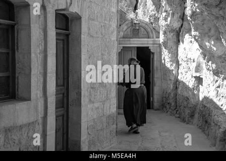 Jéricho, ISRAËL - 06 août 2010 : Noir et blanc photo de vieux moine qui vit au monastère de la tentation, un monastère chrétien orthodoxe, loc Banque D'Images