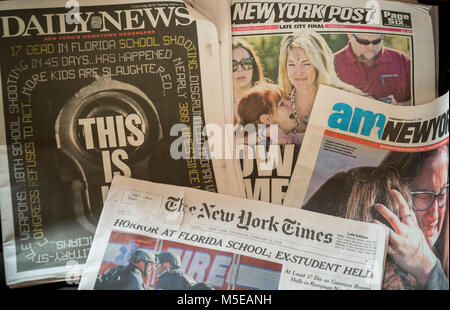 Première page des journaux de New York le jeudi 15 février, 2018 Rapport sur les jours précédents' tir à l'école secondaire Marjory Stoneman Douglas dans un parc, en Floride aurait été de 19 ans Nikolas Cruz qui a fait au moins 17 morts. (Â© Richard B. Levine) Banque D'Images