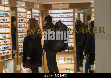 Clients dans la Warby Parker lunettes store à Grand Central Terminal de New York vendredi, 16 février 2018. Warby Parker a annoncé qu'elle prévoit d'atteindre 100 magasins cette année à partir du 64 il fonctionne maintenant. Le marchand de lunettes est en suivant les traces d'autres entreprises de commerce électronique à trouver qu'ils ont besoin d'une présence physique au service et attirer les clients. (Â© Richard B. Levine) Banque D'Images